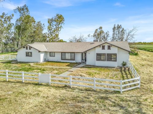 855 Mount Whitney Ave, Laton CA  93242-9724 exterior