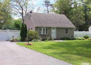 348 Furrows Rd, Holbrook, NY 11741-2717