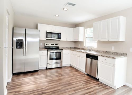 4703 Myrtle Dr, Fort Pierce, FL 34982-7119