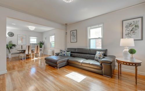 976 Hillside Blvd, New Hyde Park, NY 11040-2917