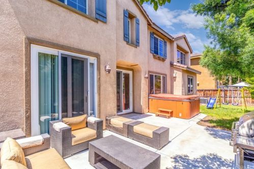 27404 Lock Haven Ct, Temecula CA  92591-4423 exterior