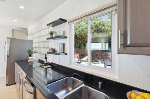 8017 Crest Ave, Oakland CA  94605-3611 exterior