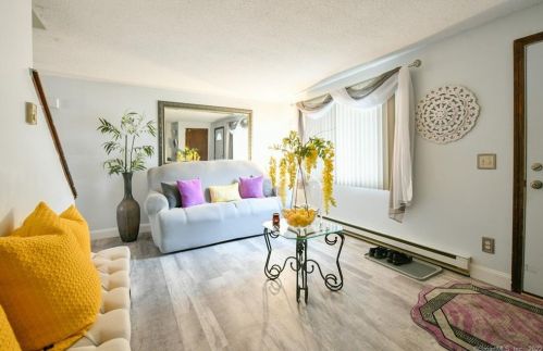 16 Edgehill Ave, Waterbury CT  06704-1825 exterior