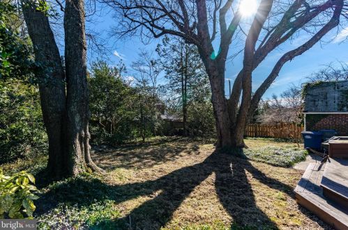 2827 Meadow Ln, Falls Church VA  22042-2320 exterior