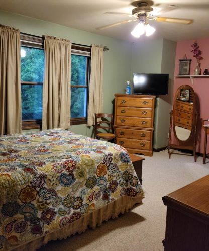1720 Ahrens Ct, Manitowoc, WI 54220-1811