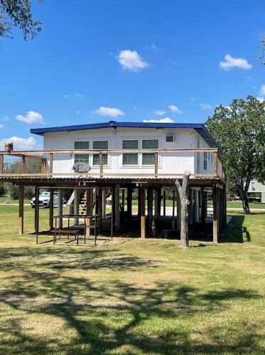 270 Riverside Dr, Palacios, TX 77465-6468