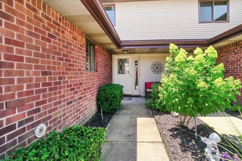 47 Cambridge Dr, Copiague, NY 11726-3231