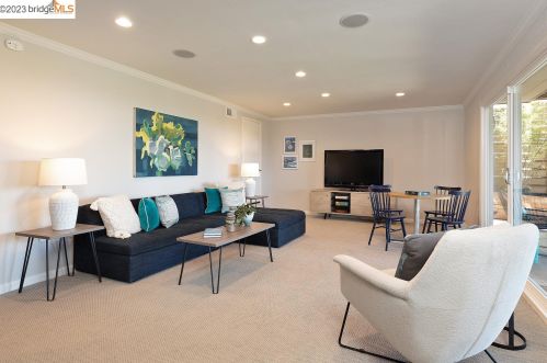 6361 Ascot Dr, Oakland CA 94611-1710 exterior