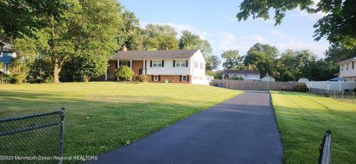 6 Circle Ter, East Freehold, NJ 07728-8116