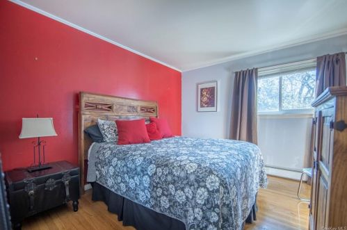 1 Winfield Pl, New Rochelle NY  10801-2907 exterior