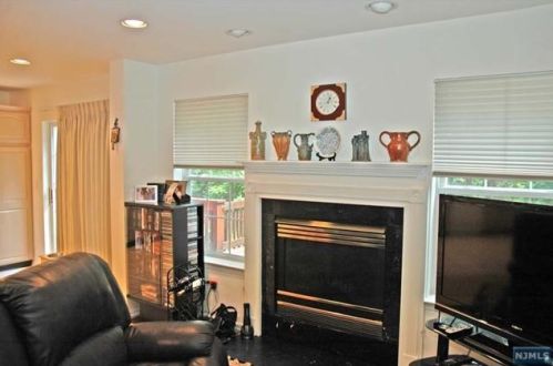 561 Adirondack Ct, Mahwah NJ  07430-2741 exterior
