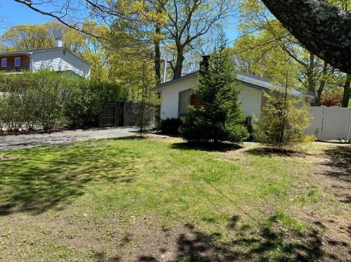 32 Grove Dr, Manor Park, NY 11950-1604