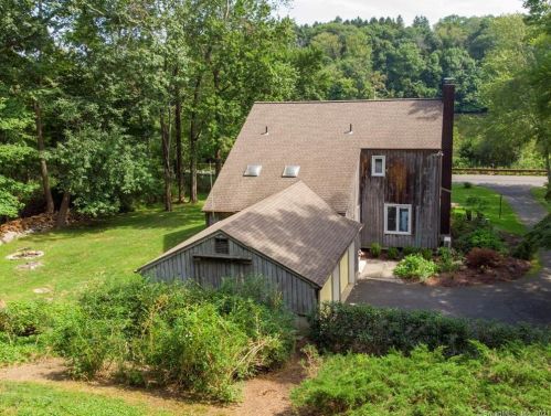 283 Mamanasco Rd, Ridgefield CT  06877-2425 exterior