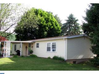 16 Chestnut St, Pattersonville, PA 17967-9694
