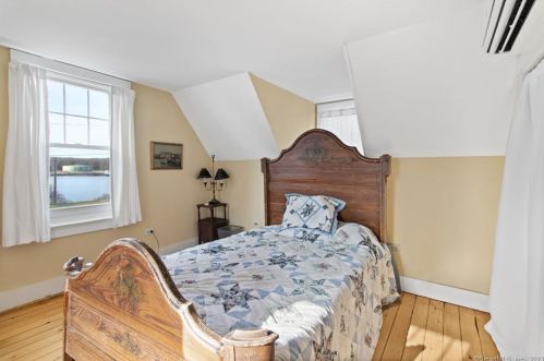 3 Riverside Pl, Gales Ferry CT  06335-1442 exterior