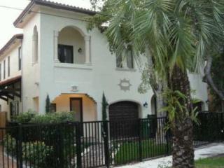 3064 Blaine St, Miami, FL 33133-4620