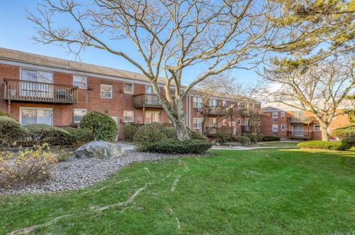4 Lenox Ct, Airmont, NY 10901-8006