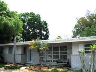 2226 Wisteria St, Sarasota, FL 34239-3935
