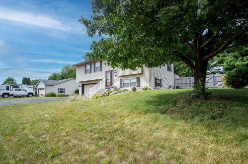 1438 Bea Ann Dr, Dodgeville WI  53533-8963 exterior