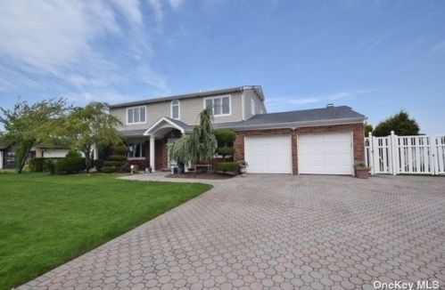 9 Harbor Ct, Copiague, NY 11726-5306