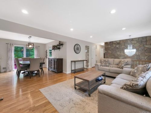 8 Creekview Dr, Thiells NY  10984-1434 exterior