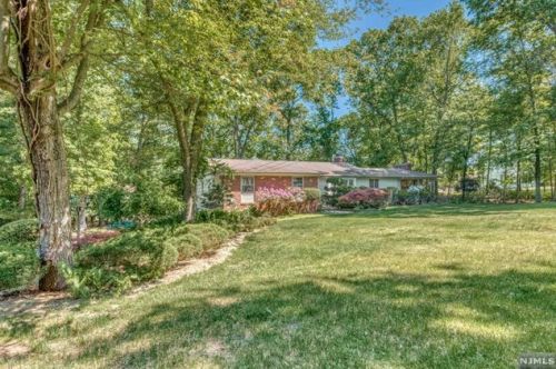 217 Osage Ln, Franklin Lakes, NJ 07417-2814