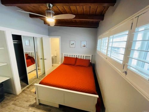 814 Capistrano Pl, San Diego CA 92109-8106 exterior