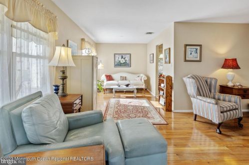 10 Lowell Ct, Bricktown NJ  08724-2423 exterior