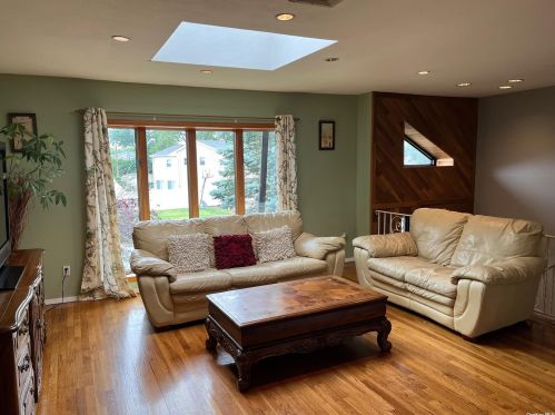 21 Evelyn Dr, Bethpage, NY 11714-1431