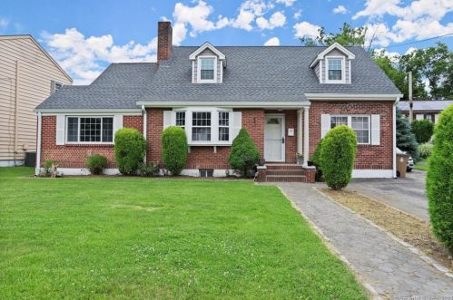 62 Pershing Ave, Stamford, CT 06905-3328