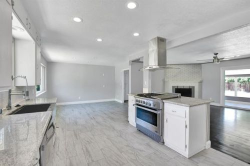 5689 6th St, Fresno, CA 93710-6347