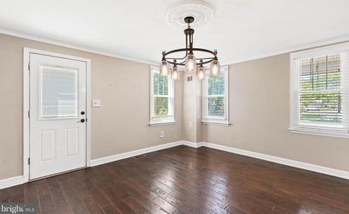 1096 Kings Hwy, Pilesgrove NJ  08098-2811 exterior