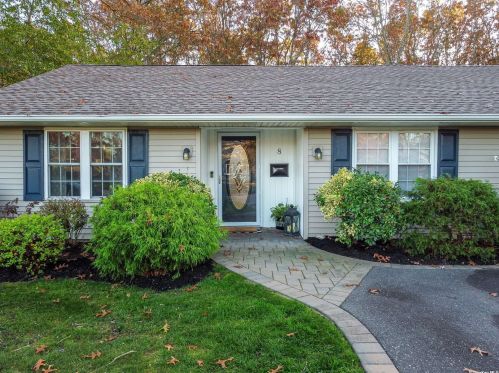 8 Elk Ln, South Setauket, NY 11720-1326