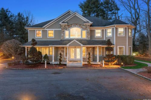 55 Hitchcock Ln, Westbury, NY 11568-1403