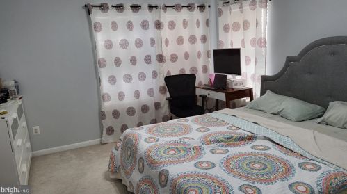 2605 Logan Wood Dr, Herndon VA  20171-4492 exterior