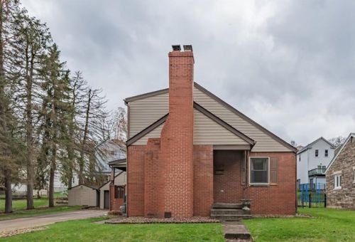 618 Pitcairn Ave, Jeannette, PA 15644-1773