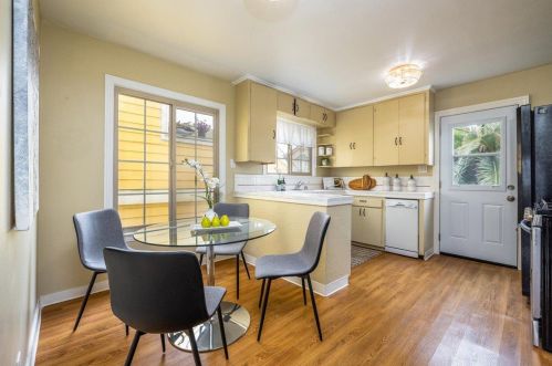 2260 Palmetto Ave, Pacifica, CA 94044-2702