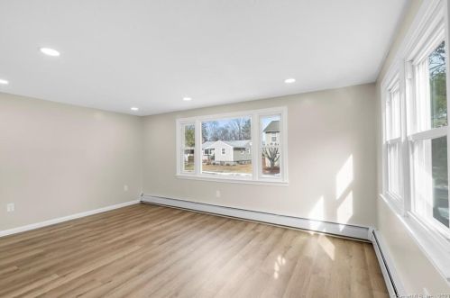 379 Mountain Rd, Hartford CT  06107-1028 exterior