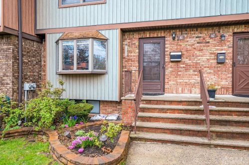 41 Highview Dr, Woodbridge NJ  07095-3904 exterior