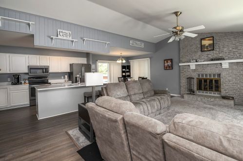 909 Manchester Ct, Chenequa, WI 53029-2705