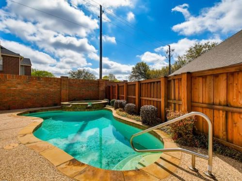 18640 Gibbons Dr, Dallas TX  75287-4042 exterior