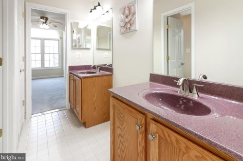 7337 Hooes Rd, Springfield VA 22152-3704 exterior