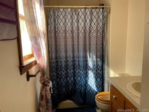 15 Lena Dr, Uncasville CT  06382-1405 exterior