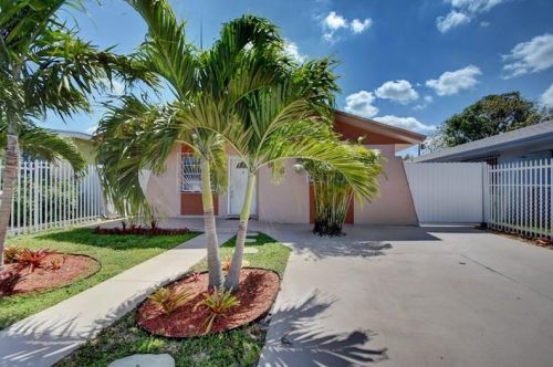 946 32nd St, Hialeah, FL 33012-5040
