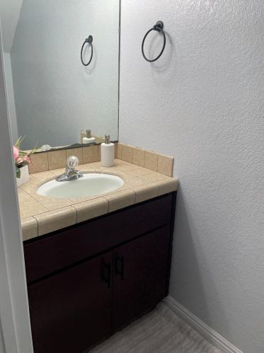 831 Nash Rd, Hollister CA  95023-5420 exterior