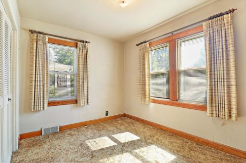 7718 10 Ave, Kenosha WI 53143-6047 exterior