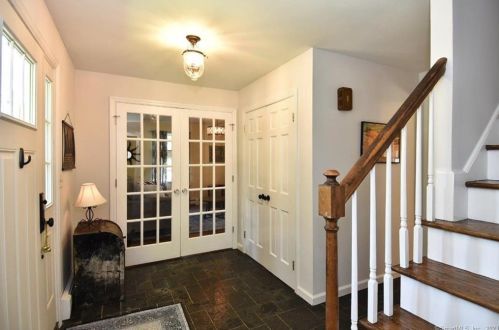 7 Unity Dr, Bridgeport, CT 06611-4929