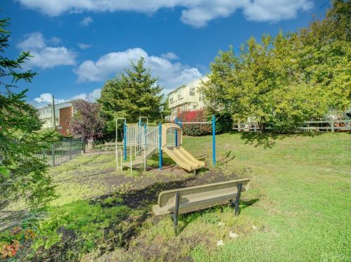 558 Great Beds Ct, Perth Amboy NJ  08861-5202 exterior