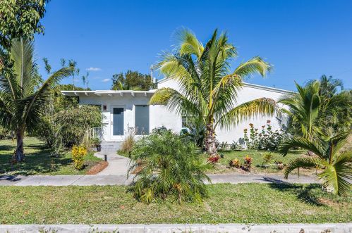 713 Palmetto St, West Palm Beach, FL 33405-3927
