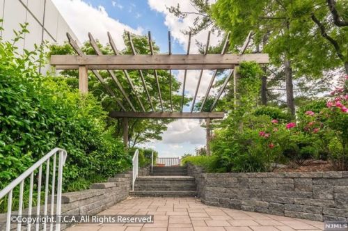 1055 River Rd, Edgewater NJ  07020-1364 exterior